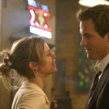 Amy Smart e Ryan Reynolds in una scena della commedia Just Friends