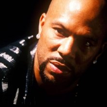 Common in una scena del film La notte non aspetta