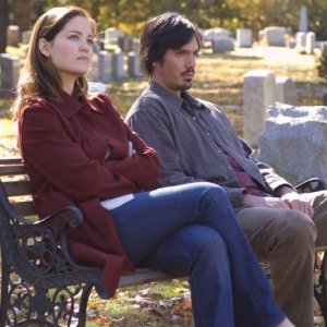 Erika Christensen e Lukas Haas in una scena del film Gardener of Eden