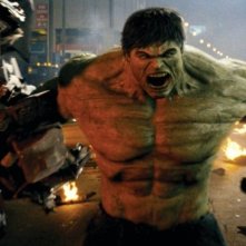 Hulk scatena la sua rabbia in una scena del film L'incredibile Hulk