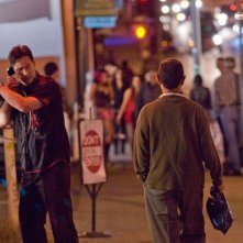 Keanu Reeves in una scena del thriller La notte non aspetta