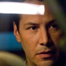 Un primo piano di Keanu Reeves in una scena del film La notte non aspetta