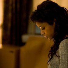 la bella Naomie Harris in una scena del film La notte non aspetta