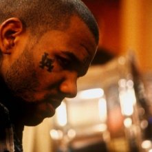 Un primo piano di The Game in una scena del film La notte non aspetta