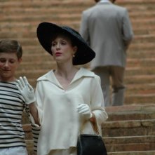 Barney Clark e Julianne Moore in una scena del film Savage Grace