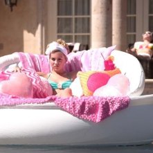 Relax in piscina per Chelsea Staub in una scena di Bratz: The Movie