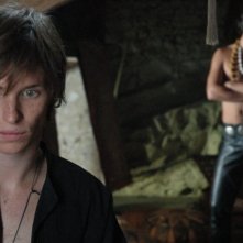 Eddie Redmayne e, sullo sfondo, Unax Ugalde in una scena del film Savage Grace