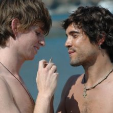 Eddie Redmayne e Unax Ugalde in una scena del film Savage Grace