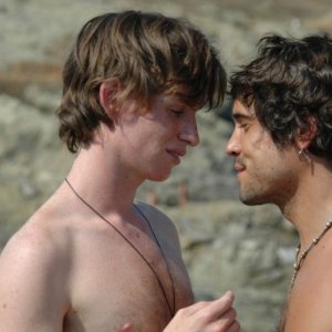 Eddie Redmayne con Unax Ugalde in una scena del film Savage Grace