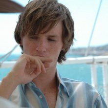 Eddie Redmayne in una scena del film Savage Grace