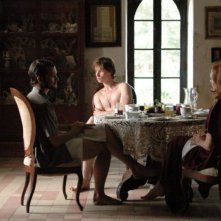 Hugh Dancy, Eddie Redmayne e Julianne Moore in una scena del film Savage Grace