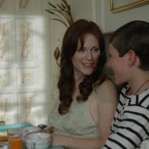 Julianne Moore e Barney Clark in una scena del film Savage Grace