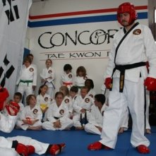 Danny R. McBride e i suoi allievi di Tae Kwon Do in una scena del film The Foot Fist Way