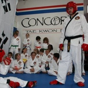 Danny R. McBride e i suoi allievi di Tae Kwon Do in una scena del film The Foot Fist Way