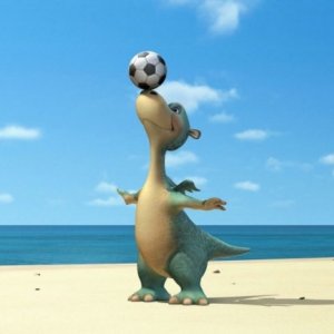 Il dinosauro Impy gioca con un pallone in una scena del film d'animazione Impy e il mistero dell'isola magica