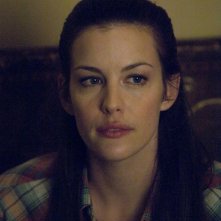 Un primo piano di Liv Tyler in una scena del film The Strangers