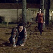 Liv Tyler tenta di scappare dalla sua assassina mascherata in una scena del film The Strangers