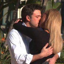 Ben Affleck e Rebecca Romijn in una romantica scena del film Man About Town