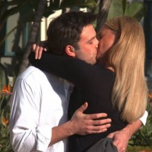 Il bacio di Ben Affleck e Rebecca Romijn in una scena del film Man About Town