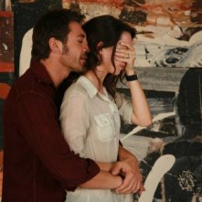 Javier Bardem e Rebecca Hall in una scena del film Mezzanotte a Barcellona