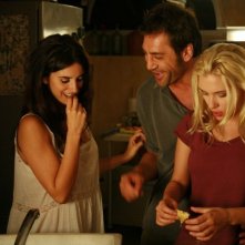 Penelope Cruz, Javier Bardem e Scarlett Johansson in una scena del film Vicky Cristina Barcelona
