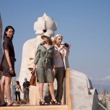 Rebecca Hall, Patricia Clarkson e Scarlett Johansson in una scena del film Mezzanotte a Barcellona