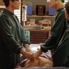 Dylan Walsh e Julian McMahon impegnati in un'operazione in Nip/Tuck