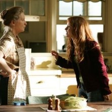 Frances Conroy e Lauren Ambrose discutono in una scena di Six Feet Under
