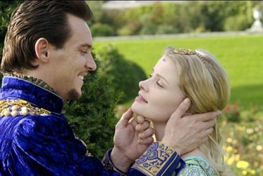 Jonathan Rhys Meyers e Anita Briem in una scena di The Tudors