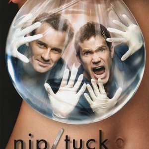 La locandina della serie televisiva Nip/Tuck
