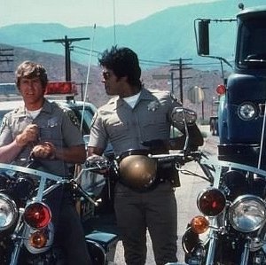 Larry Wilcox ed Erik Estrada in una scena di CHiPs