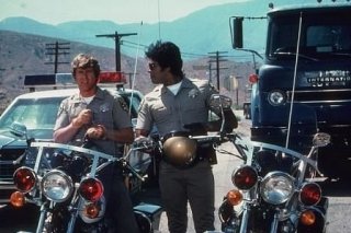 Larry Wilcox ed Erik Estrada in una scena di CHiPs