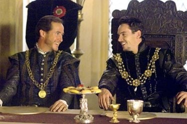 Philippe De Grossouvre e Jonathan Rhys Meyers in una scena di The Tudors