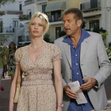 Anna Falchi ed Ezio Greggio in una scena di Un'estate al mare