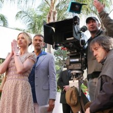 Anna Falchi, Ezio Greggio e il regista Carlo Vanzina sul set del film Un'estate al mare