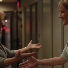 Bette Midler e Helen Hunt in una scena del film Quando tutto cambia
