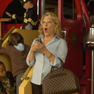 L'attrice Bette Midler in una scena del film Quando tutto cambia