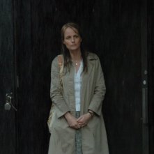 Helen Hunt sotto la pioggia in una scena del film Quando tutto cambia