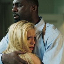 Idris Elba e Brittany Snow in una scena del film Che la fine abbia inizio