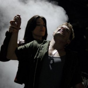 Jaime Murray e Mike Vogel in una scena del film The Deaths of Ian Stone