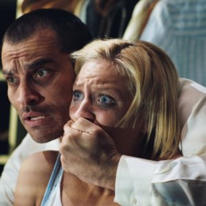 Johnathon Schaech e Brittany Snow in una scena del film Che la fine abbia inizio