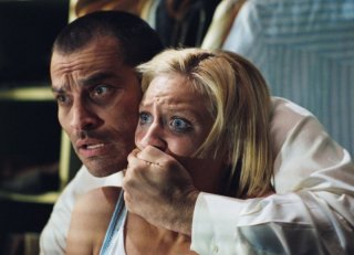 Johnathon Schaech e Brittany Snow in una scena del film Che la fine abbia inizio