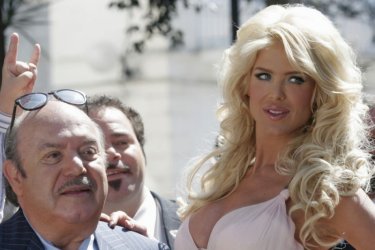 Lino Banfi e Victoria Silvstedt in una sequenza di Un'estate al mare