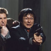 Nate Torrence e Masi Oka in una scena di Agente Smart - Casino Totale