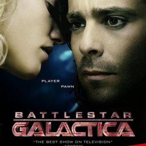Una  locandina per la Stagione 2 di Battlestar Galactica