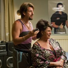 Adam Sandler e Lainie Kazan in una scena del film Zohan