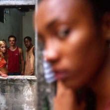 Alice Braga, Lazaro Ramos e Wagner Moura sul set del film Lower City