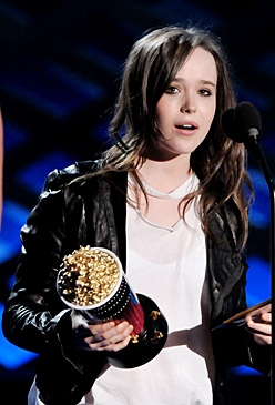 Ellen Page Riceve L Mtv Movie Award 2008 Per La Sua Performance In Juno 78633