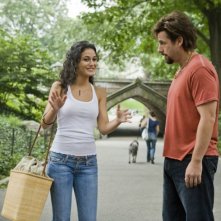 Emmanuelle Chriqui con Adam Sandler in una scena di Zohan