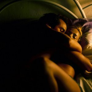Wagner Moura e Alice Braga in una scena del film Lower City